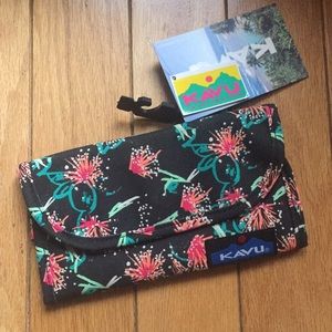 KAVU Women's Mondo Spender Wallet